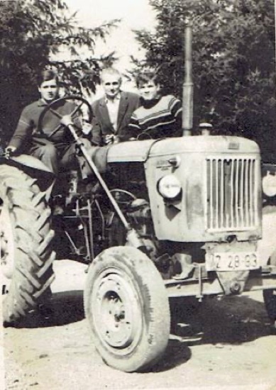 Franjo Dodlek na vozačkom ispitu za traktor, 1965.